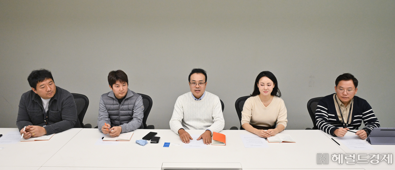 한화 글로벌부문 콘텐츠사업팀 고길남(왼쪽부터) 과장, 박정호 과장, 문범석 팀장, 윤두연 차장, 성윤수 과장이 13일 서울 중구 한화빌딩에서 헤럴드경제와 인터뷰를 가지고 있다. 임세준 기자