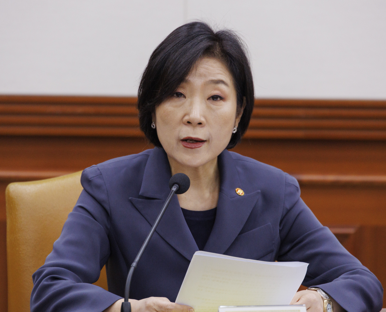오영주 중소벤처기업부 장관이 최근 비상 경제장관회의에 참석해 중소기업·소상공인 분야 민생토론회 후속조치 계획을 설명하고 있다. [연합]