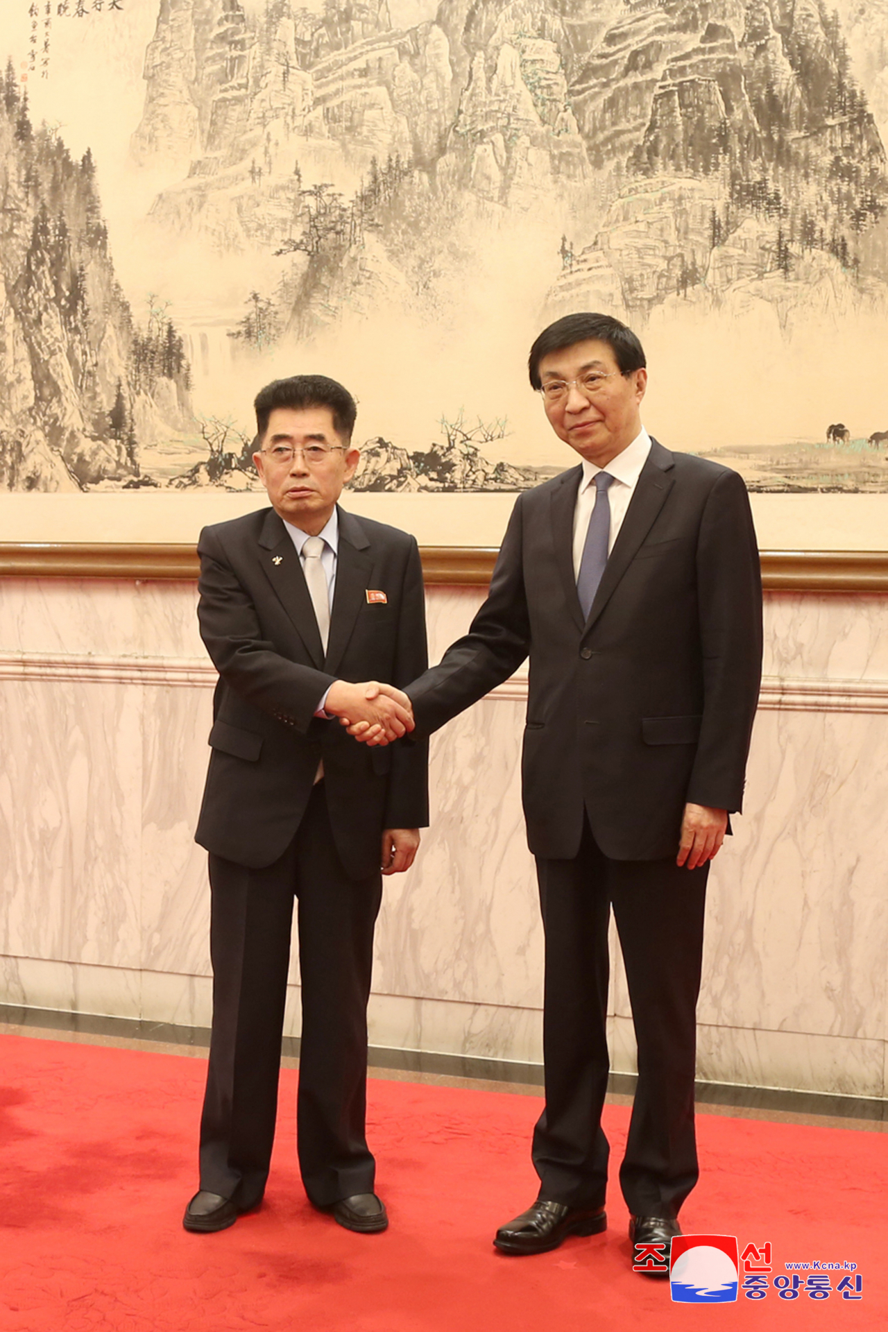 김성남 북한 국제부장(왼쪽)이 지난 21일 왕후닝 전국인민정치협상회의(정협) 주석(중국공산당 중앙정치국 상무위원) 만나 담화를 나눴다고 조선중앙통신이 23일 보도했다. [연합]