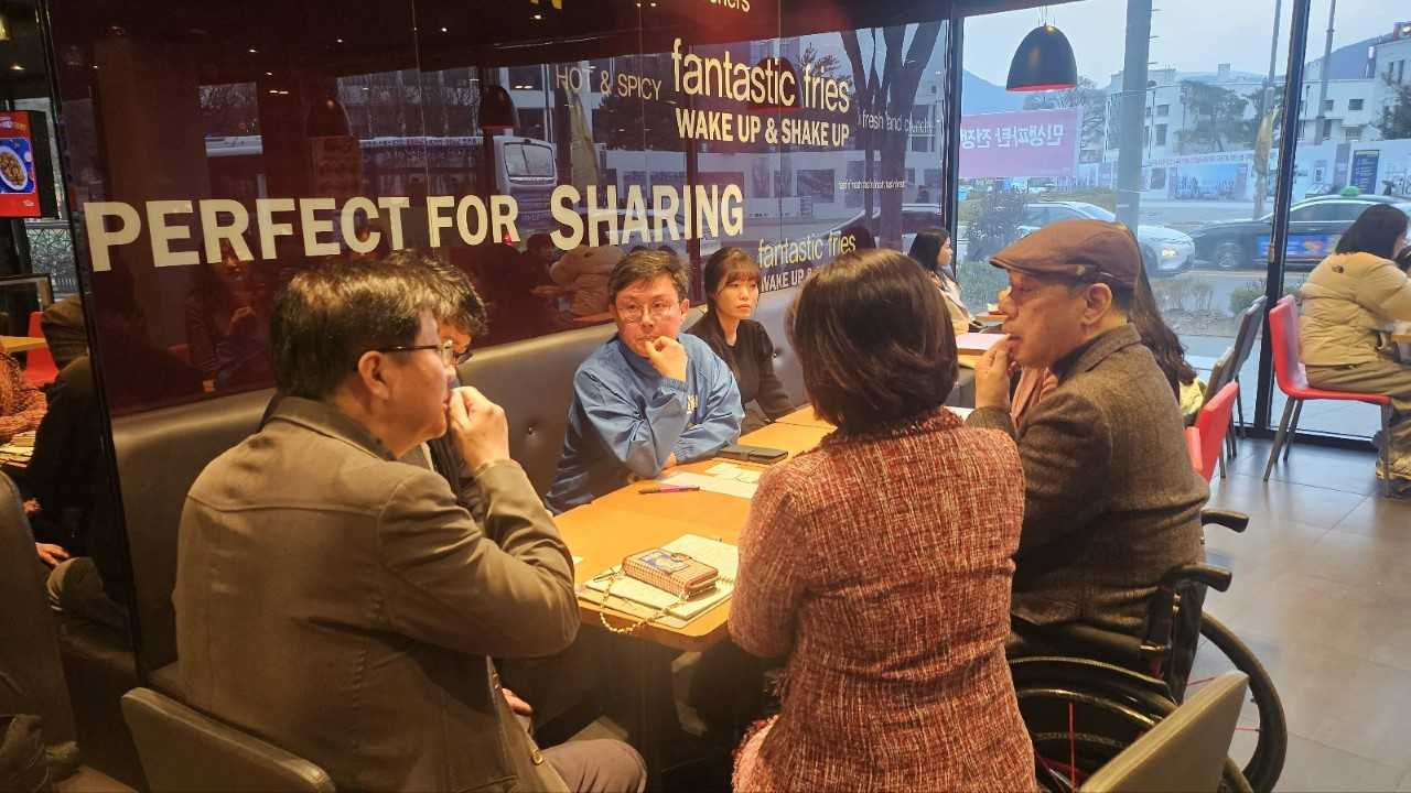안도걸 광주 동남을 국회의원선거 더불어민주당 후보(전 기획재정부 차관)는 22일 동구 서석동 안도걸 선거사무소 1층 롯데리아에서 ‘장애인지원정책’을 주제로 간담회를 가졌다.