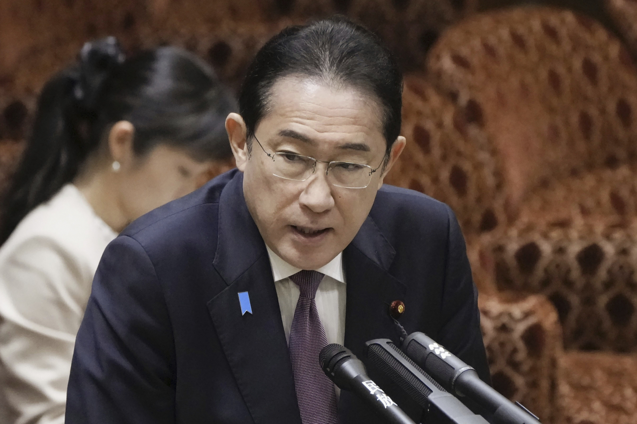 기시다 후미오 일본 총리가 18일 도쿄 참의원에서 북한의 단거리 탄도 미사일 발사와 관련해 발언하고 있다. 이날 기시다 총리는 북한이 발사한 단거리 탄도미사일 여러 발이 한반도와 일본 사이 공해상에 추락했다고 밝혔다. 연합뉴스