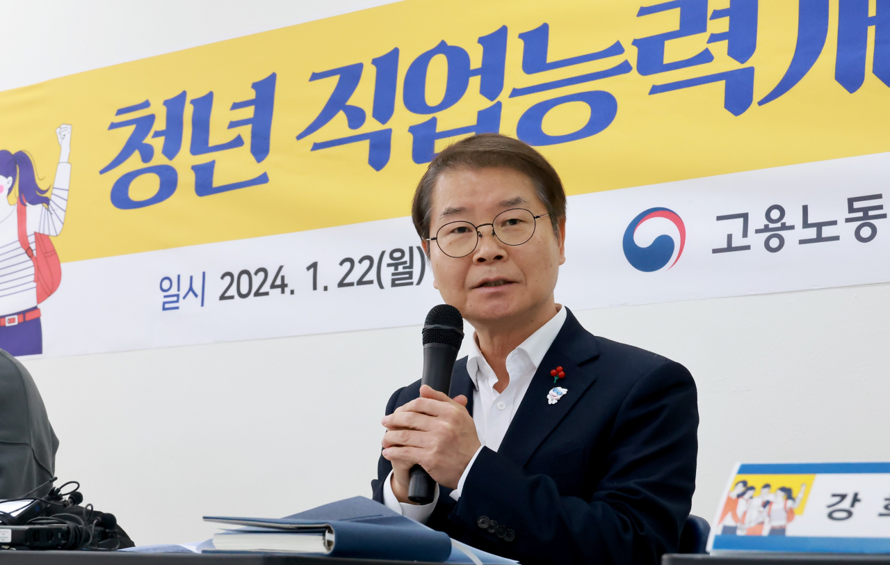 이정식 고용노동부 장관이 22일 수원 국가자격 디지털시험센터에서 국가자격 취득을 위해 훈련을 받는 청년들을 만나 청년 국가기술자격 응시료 지원 사업과 직무능력은행제 등을 소개하고 있다. [연합]