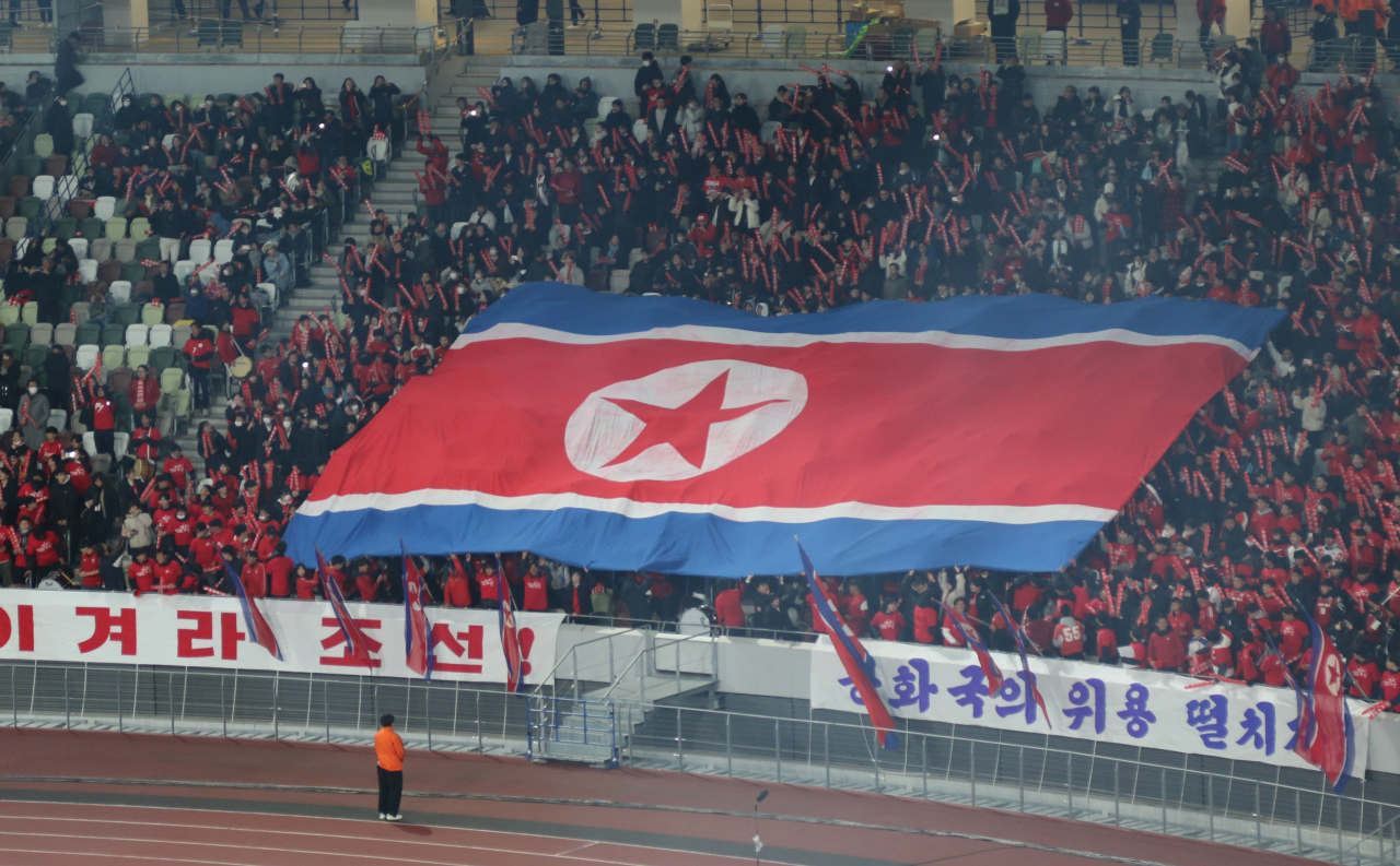 북한과 일본의 2026 북중미 월드컵 아시아 2차 예선 조별리그 3차전 경기가 열린 21일 도쿄 국립경기장에 붉은색 상의를 입은 조총련 응원단이 북한팀을 응원하고 있다. [연합]