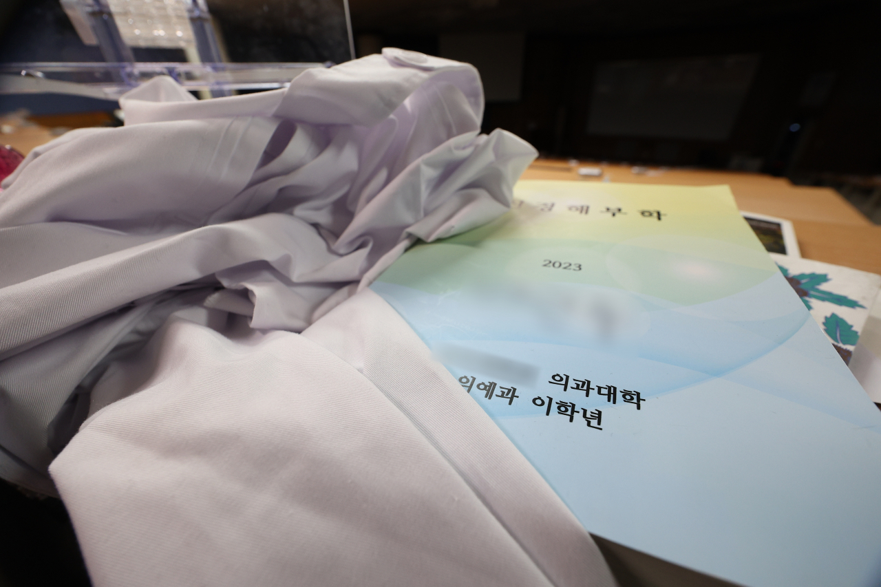 의과대 정원이 2000명 늘어난 가운데 비수도권 의대에서 지역인재 선발을 위해 수시모집 비율을 높일 것이라는 분석이 나왔다. 사진은 정부가 의대 증원 배분 발표를 한 20일 대구 한 의과대학 강의실이 의대생 집단 휴학으로 인해 조용한 모습을 보이고 있는 모습 [연합]
