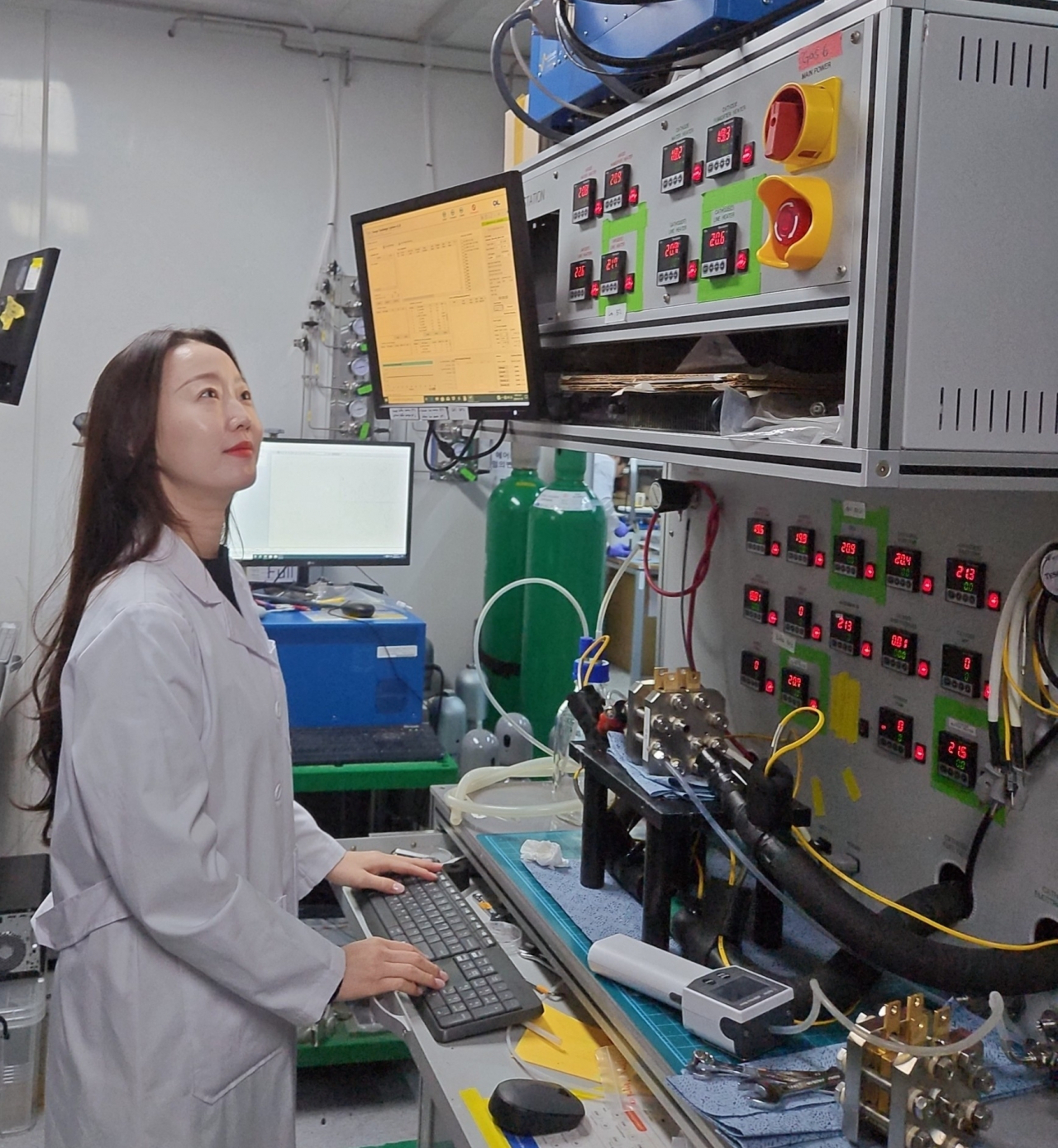 서보라 박사가 태양광 출력 변동성 반영 그린수소 생산 장치 내구성 평가 실험을 하고 있다.[KIST 제공]