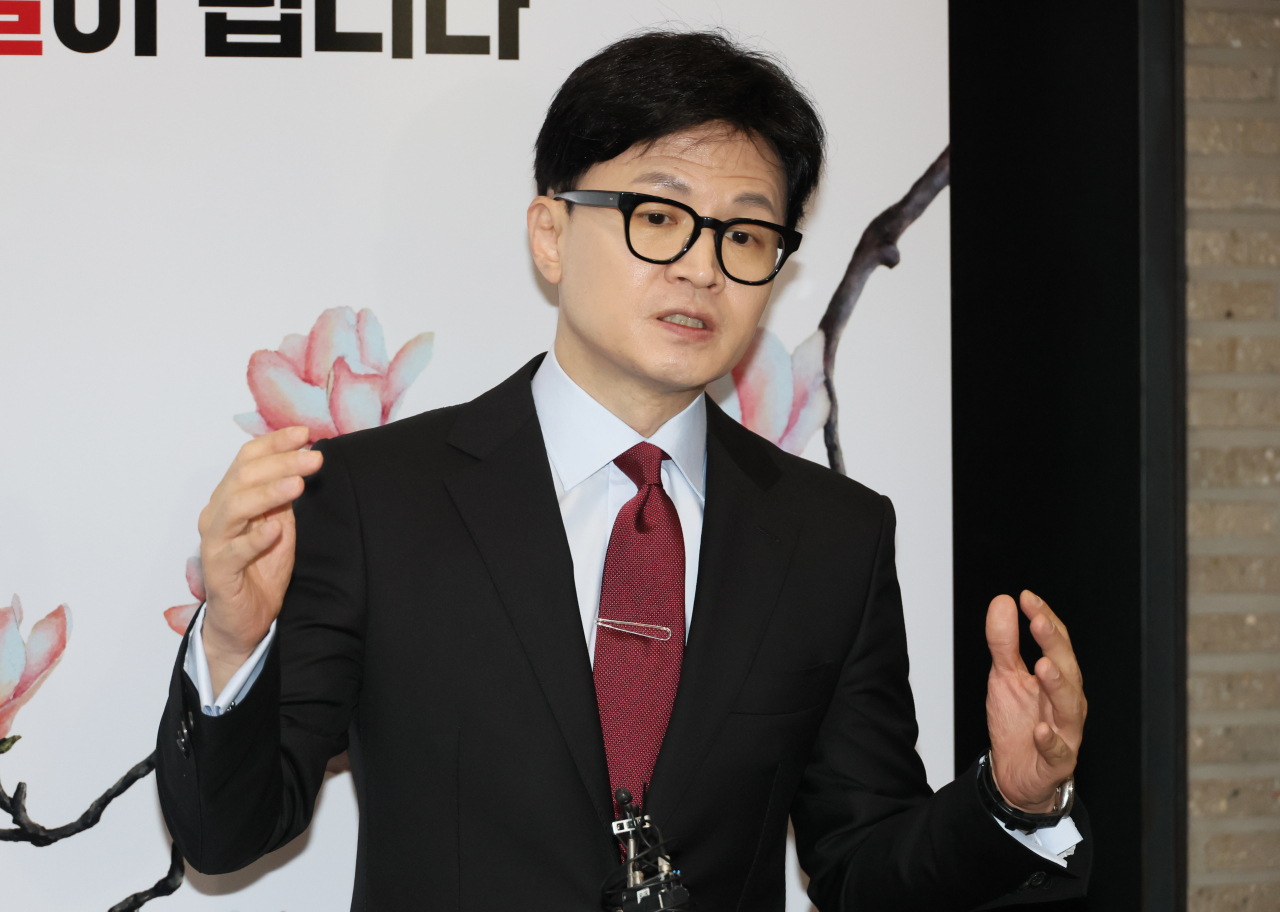 한동훈 국민의힘 비상대책위원장 겸 총괄 선거대책위원장이 24일 서울 여의도 중앙당사로 출근하며 취재진 질문에 답하고 있다. [연합]