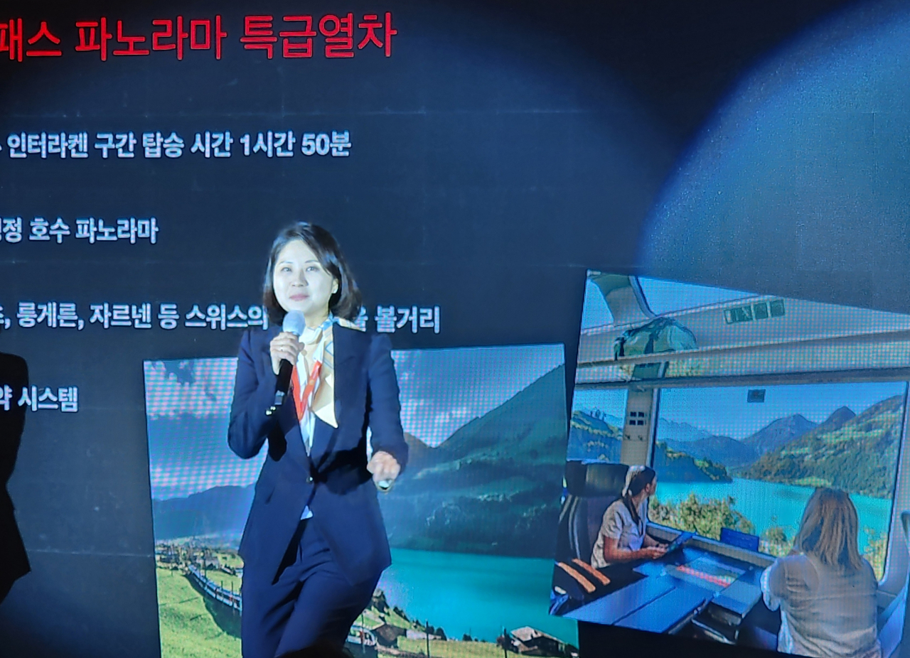 춤 추며, 래퍼 처럼 티틀리스를 소개하는 박세아 매니저