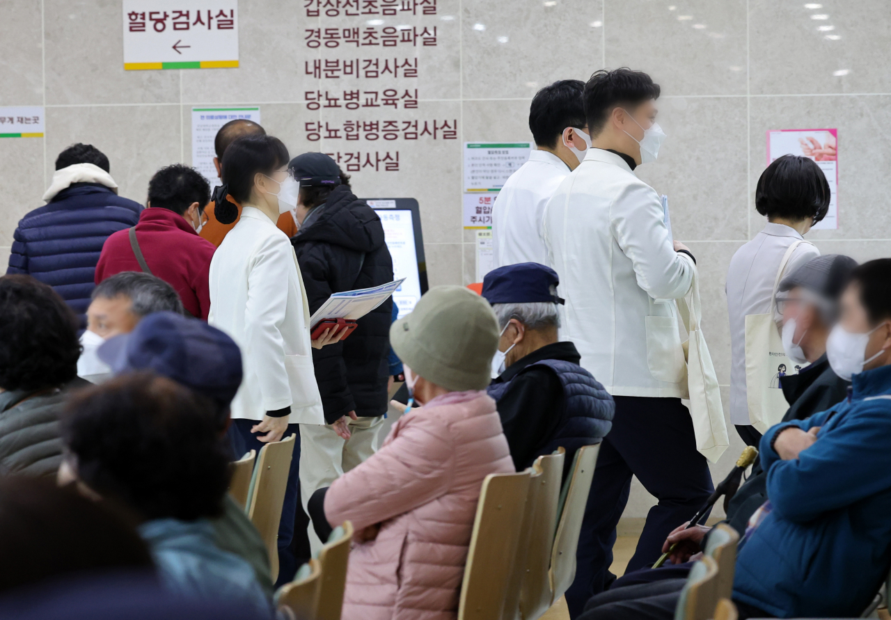 전남대 의과대 교수가 사직서 제출로 ‘의료계 집단행동’에 동참하기로 했다. 사진은 광주 동구 전남대병원에서 의료진이 이동하고 있는 모습 [연합]