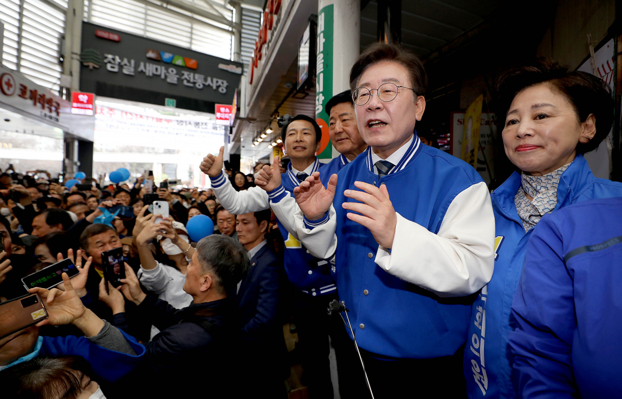 이재명(오른쪽 두 번째) 더불어민주당 대표가 24일 서울 송파구 잠실 새마을전통시장을 방문해 지지를 호소하고 있다. [연합]
