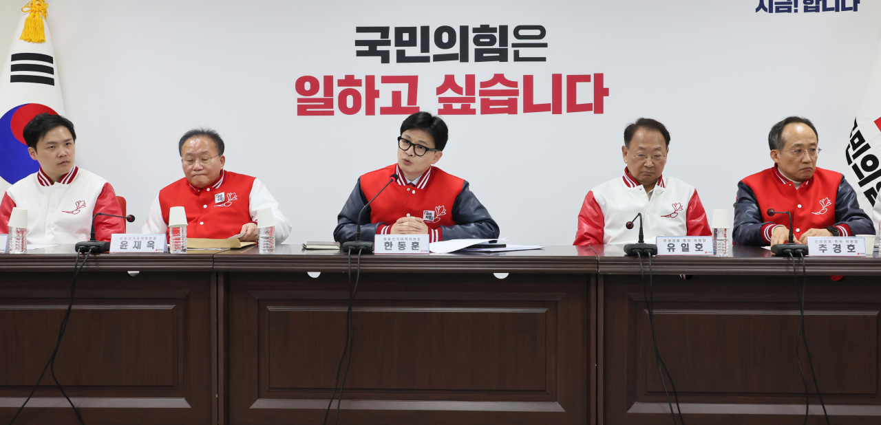 한동훈(가운데) 국민의힘 비상대책위원장 겸 총괄 선거대책위원장이 24일 서울 여의도 중앙당사에서 열린 중앙선거대책위원회의에서 발언하고 있다. [연합]