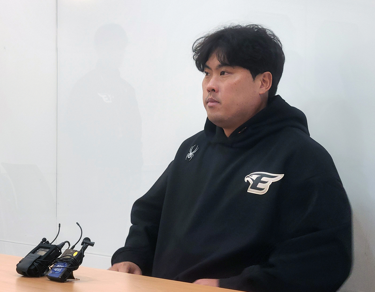 류현진(한화 이글스)이 24일 서울 잠실구장에서 취재진과 만나 인터뷰하고 있다. [연합]