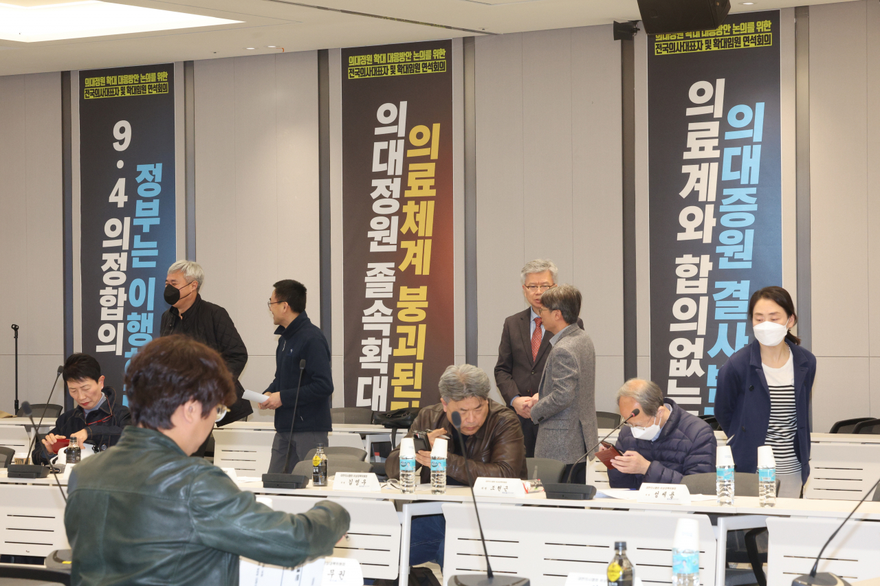 김택우 대한의사협회(의협) 비상대책위원회 위원장이 24일 오후 서울 용산구 의협에서 열린 의대정원 증원 저지를 위한 비대위 제5차 회의 시작을 기다리며 참석자과 대화하고 있다. [연합]