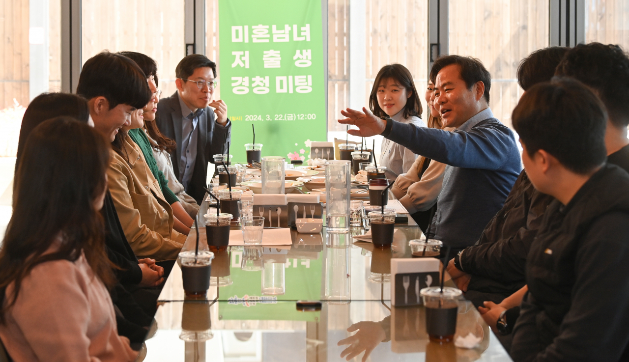 김학홍 경북도 행정부지사와 안성열 저출생과 전쟁본부장은 지난 22일 예천의 한 식당에서 만 34세 이하 공무원들과 '저출생 해법 경청 미팅'을 하고 있다[경북도 제공]