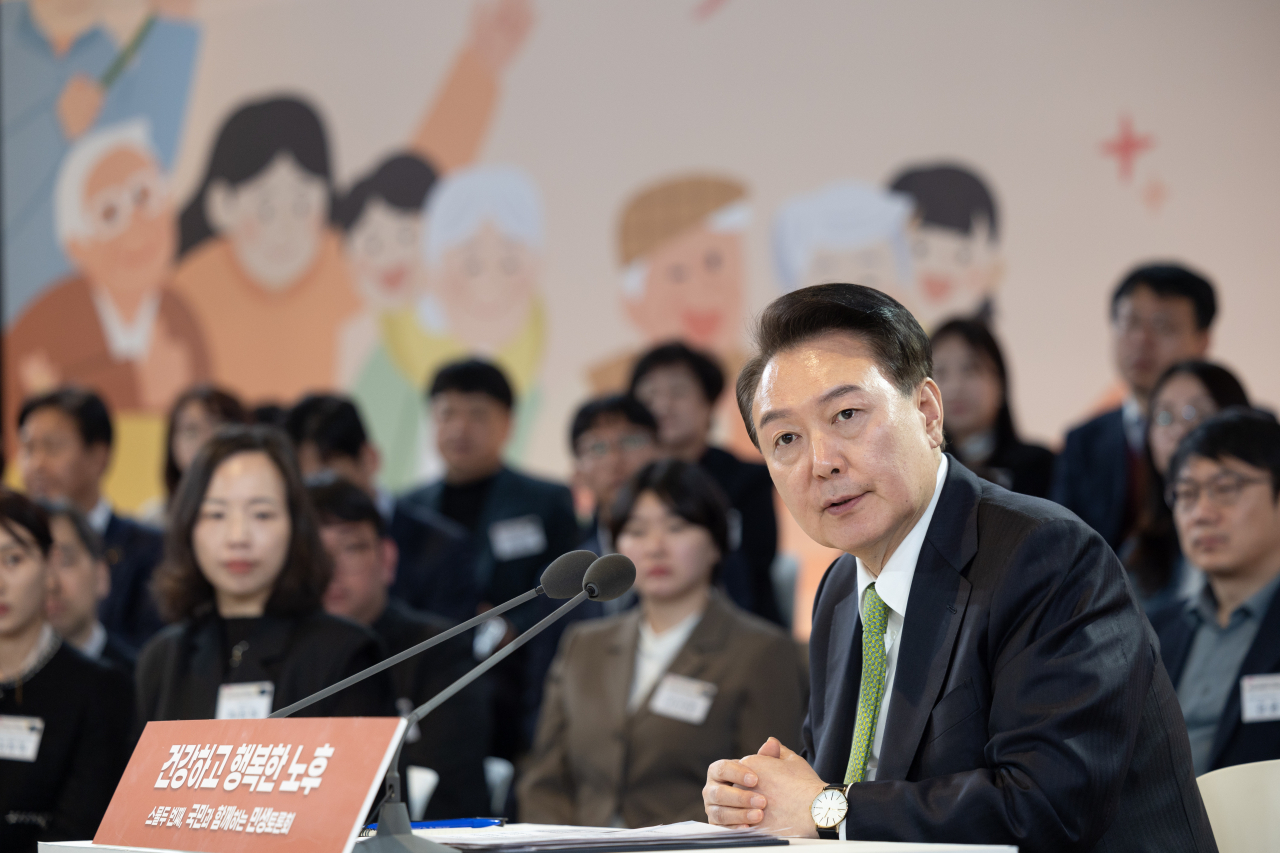 윤석열 대통령이 지난 21일 강원 원주시 건강보험심사평가원에서 '건강하고 행복한 노후'를 주제로 스물두 번째 열린 '국민과 함께하는 민생토론회'에서 발언하고 있다. [연합]