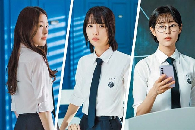 드라마 ‘피라미드 게임’ 속 등장인물. 왼쪽부터 학교 폭력 주동자 백하린(장다아), 이에 맞서는 전학생 성수지(김지연), 도움을 주는 반장 서도아(신슬기). [티빙]