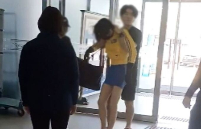23일 서울 송파구 올림픽수영장 여자 탈의실에 침입했다 검거된 30대 남성. [SBS 보도화면 갈무리]