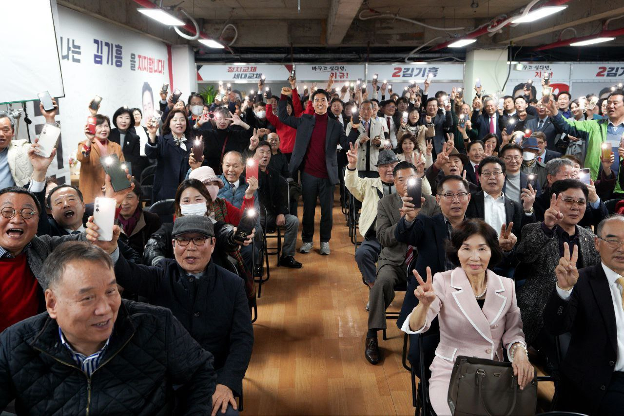 김기흥 인천 연수구(을) 국민의힘 후보가 지난 24일 송도동에서 진행된 선거사무소 개소식에서 참석해 4·10 총선 승리를 다짐하고 있다. [캠프 제공]