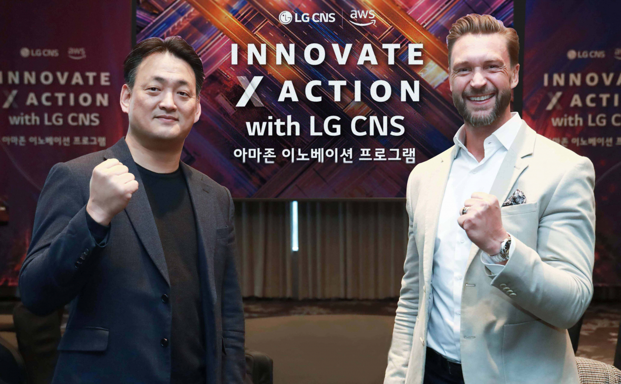 김태훈(왼쪽) LG CNS 클라우드사업부장 전무와 리차드 테일러(Richard Taylor) AWS APJ(아태일본) 이노베이션 프로그램 리드가 기념 사진을 찍고 있다. [LG CNS 제공]