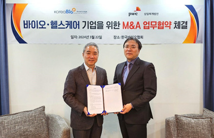 이승규 한국바이오협회 부회장(왼쪽)과 이도신 삼일회계법인 유니콘지원센터장이 지난 22일 열린 M&A 업무협약 체결식에서 기념촬영을 하고 있다.[삼일회계법인 제공]