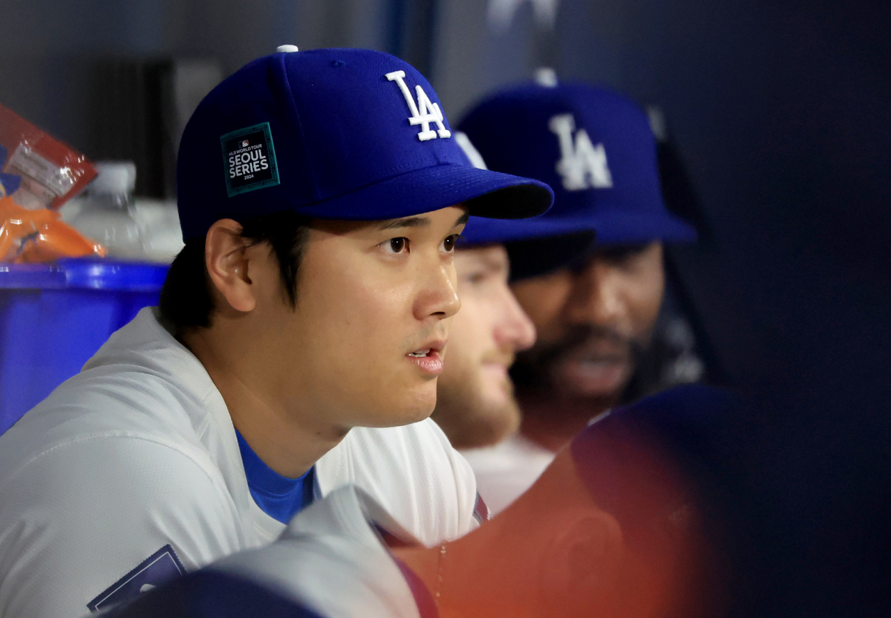 LA 다저스 오타니 쇼헤이가 21일 서울 구로구 고척스카이돔에서 열린 2024 미국 메이저리그(MLB) 월드투어 서울시리즈 공식 개막전 샌디에이고 파드리스와 LA 다저스의 2차전 경기를 준비하고 있다. [연합]