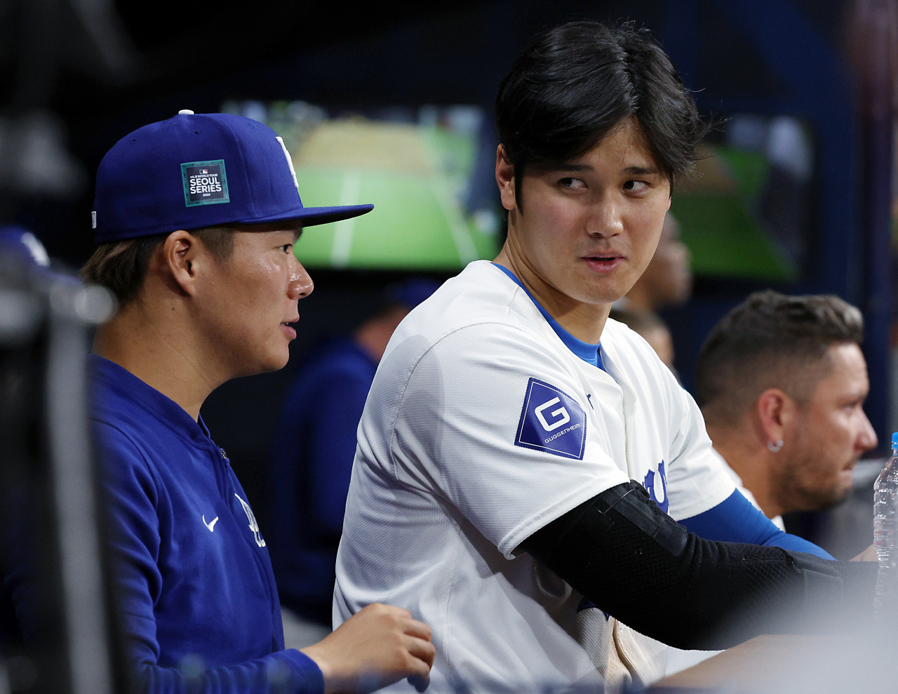 21일 서울 구로구 고척스카이돔에서 열린 2024 미국 메이저리그(MLB) 월드투어 서울시리즈 공식 개막전 샌디에이고 파드리스와 LA 다저스의 2차전 경기에서 다저스 오타니 쇼헤이와 선발 등판했으나 1이닝 5실점으로 물러난 야마모토 요시노부가 대화를 나누고 있다. [연합]