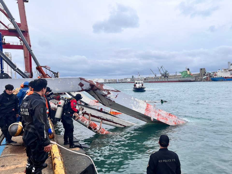 24일 오전 울산시 울주군 온산항 정일 컨테이너 터미널에서 보강 작업 중인 대형 크레인이 무너져 구조물 일부가 바다에 빠져 있다. 이 사고로 작업자 2명이 숨졌다. [연합]