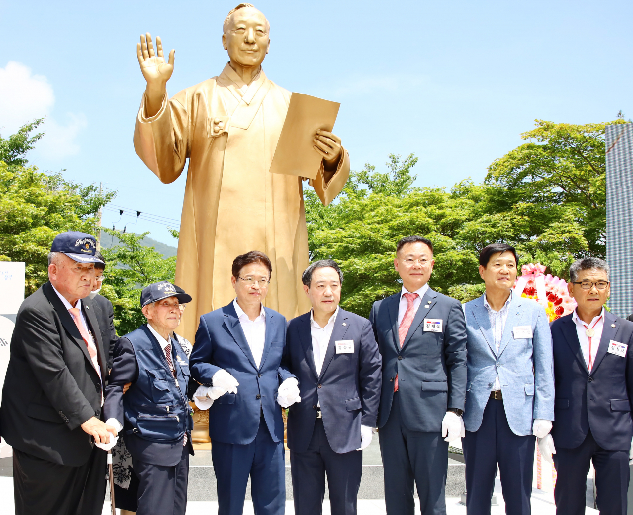 지난해 7월 이승만 전 대통령 동상 제막식에 참석한 김재욱(오른쪽 3번째) 칠곡군수가 이철우 경북지사를 비롯한 주요 내빈과 기념 촬영을 하고 있다.[칠곡군 제공]