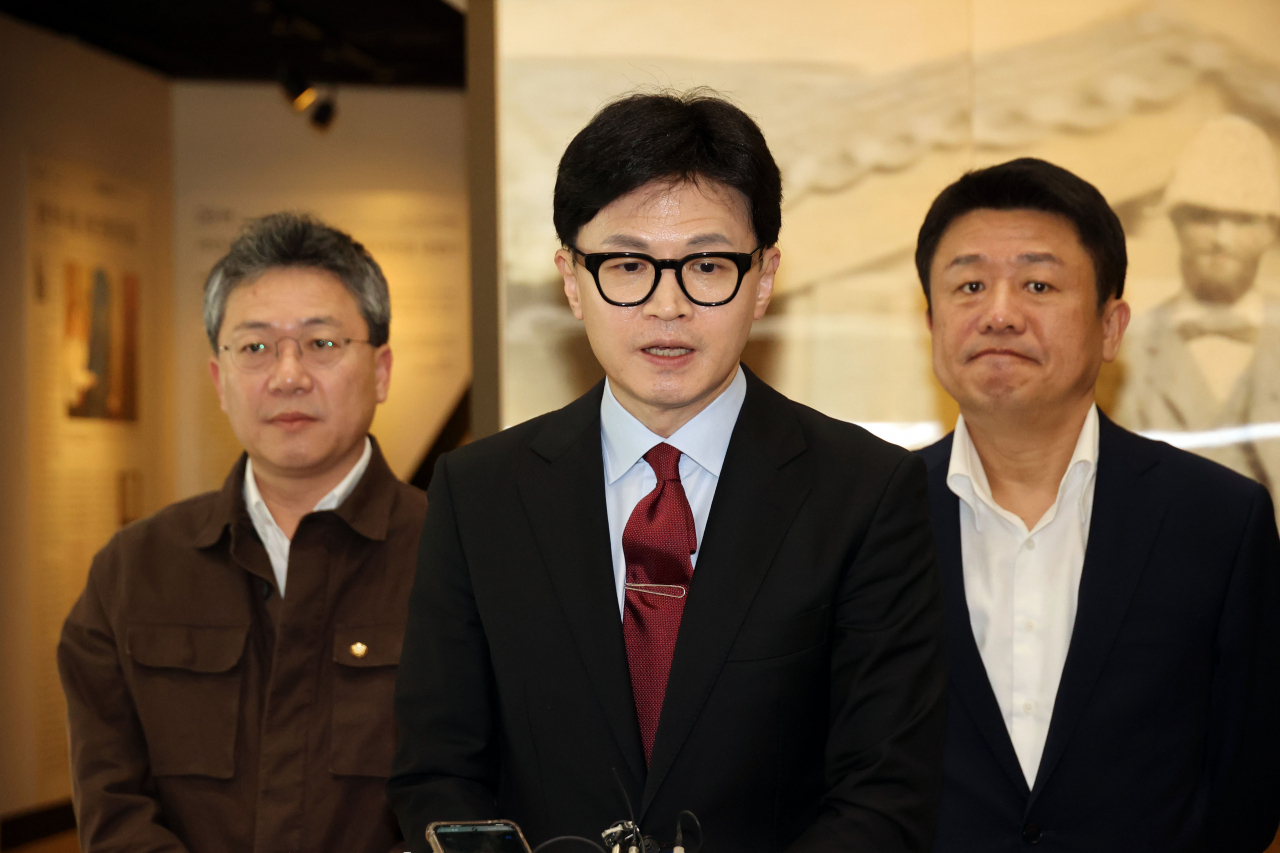 국민의힘 한동훈 비상대책위원장이 24일 오후 서울 서대문구 신촌세브란스병원에서 열린 전국의대교수협의회 회장단 간담회에 참석 후 취재진의 질문에 답하고 있다. [연합]