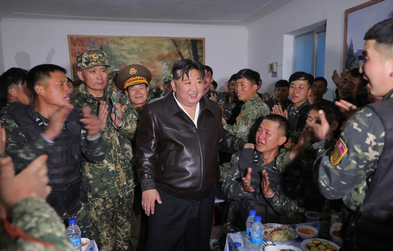 북한 노동당 기관지 노동신문은 김정은 국무위원장이 전날 조선인민군 근위 서울 류경수 제105땅크(탱크)사단 지휘부와 직속 제1땅크장갑보병연대를 시찰했다고 25일 보도했다. 김 위원장이 부대 식당을 둘러보고 있다. [평양 노동신문=뉴스1]