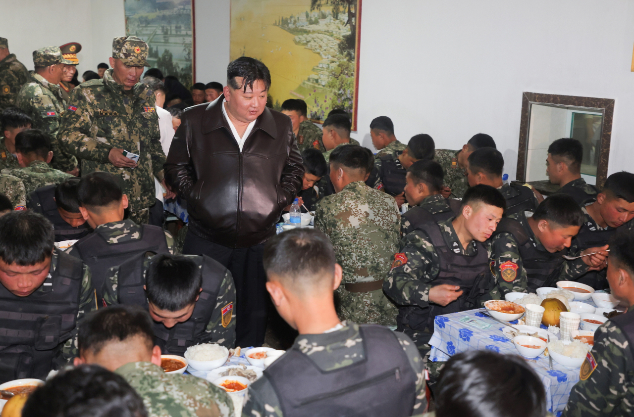 북한 노동당 기관지 노동신문은 김정은 국무위원장이 전날 조선인민군 근위 서울 류경수 제105땅크(탱크)사단 지휘부와 직속 제1땅크장갑보병연대를 시찰했다고 25일 보도했다. 김 위원장이 부대 식당을 둘러보고 있다. [평양 노동신문=뉴스1]