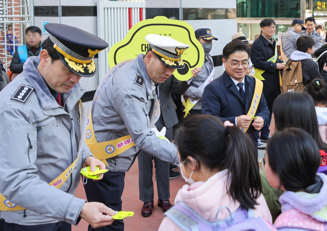 김동수(왼쪽부터) 서울강남경찰서 서장, 이상범 교통관리계장 경감, 이만식 볼보자동차코리아 전무. [볼보자동차코리아 제공]