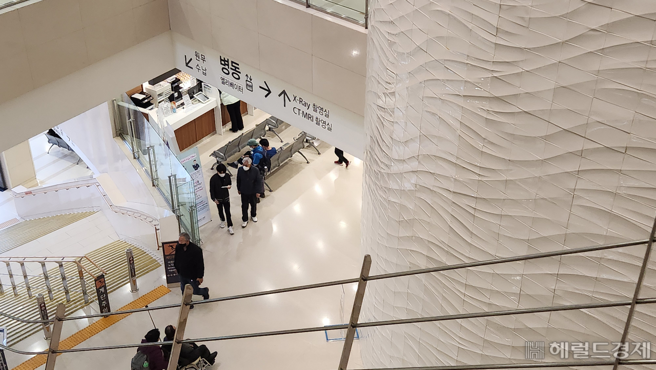 윤석열 대통령은 지난 24일 한동훈 국민의힘 비상대책위원장의 중재를 받아들여 한덕수 국무총리에게 전공의 면허정지 처분에 대해 유연한 처리방안을 모색하라고 주문했다. 25일 이같은 소식을 접한 시민과 환자들은 대화창구가 마련된 것에 대해 대체로 반기면서도 실제로 전공의들이 복귀할 지에 대해서는 확신하지 못했다. 사진은 신촌 세브란스병원. [안효정 기자]