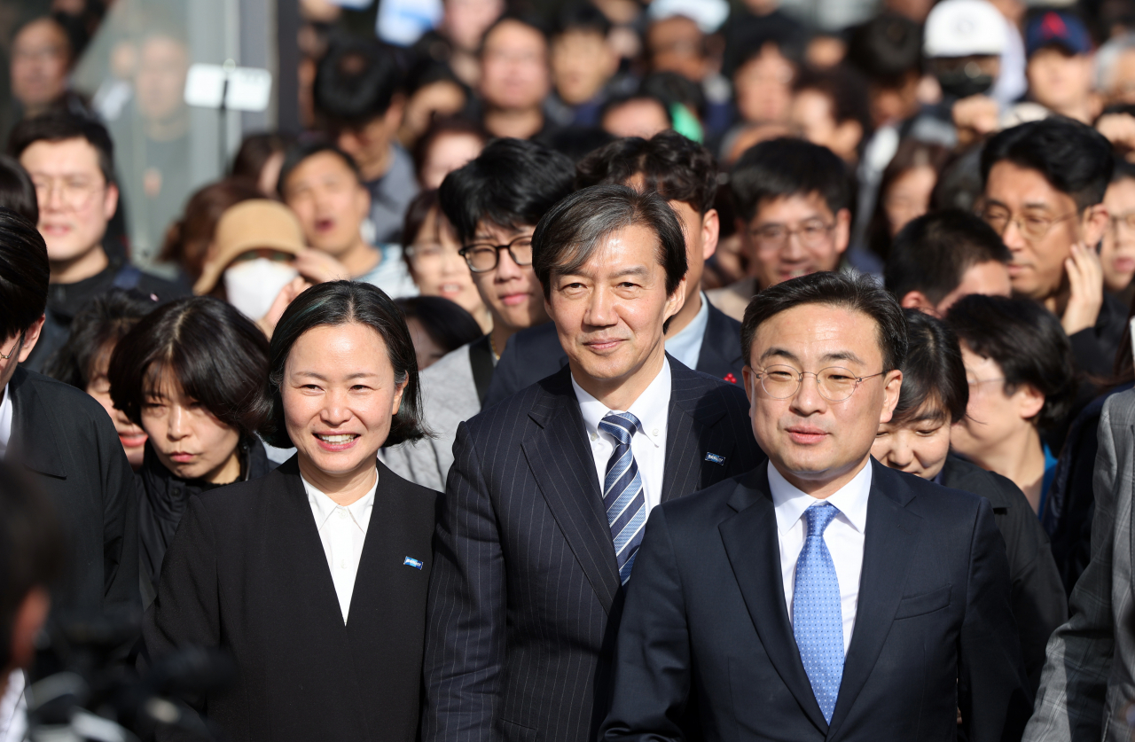 조국혁신당의 조국 대표가 24일 오후 충북 청주를 찾아 지지자들을 만나고 있다. [연합]