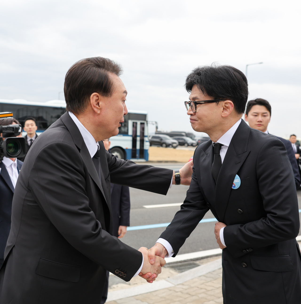 윤석열 대통령이 22일 경기도 평택 소재 해군 제2함대사령부에서 거행된 제9회 서해수호의날 기념식 행사를 마친 뒤 헤어지며 국민의힘 한동훈 비상대책위원장의 어깨를 두드려 주며 악수하고 있다. [연합]