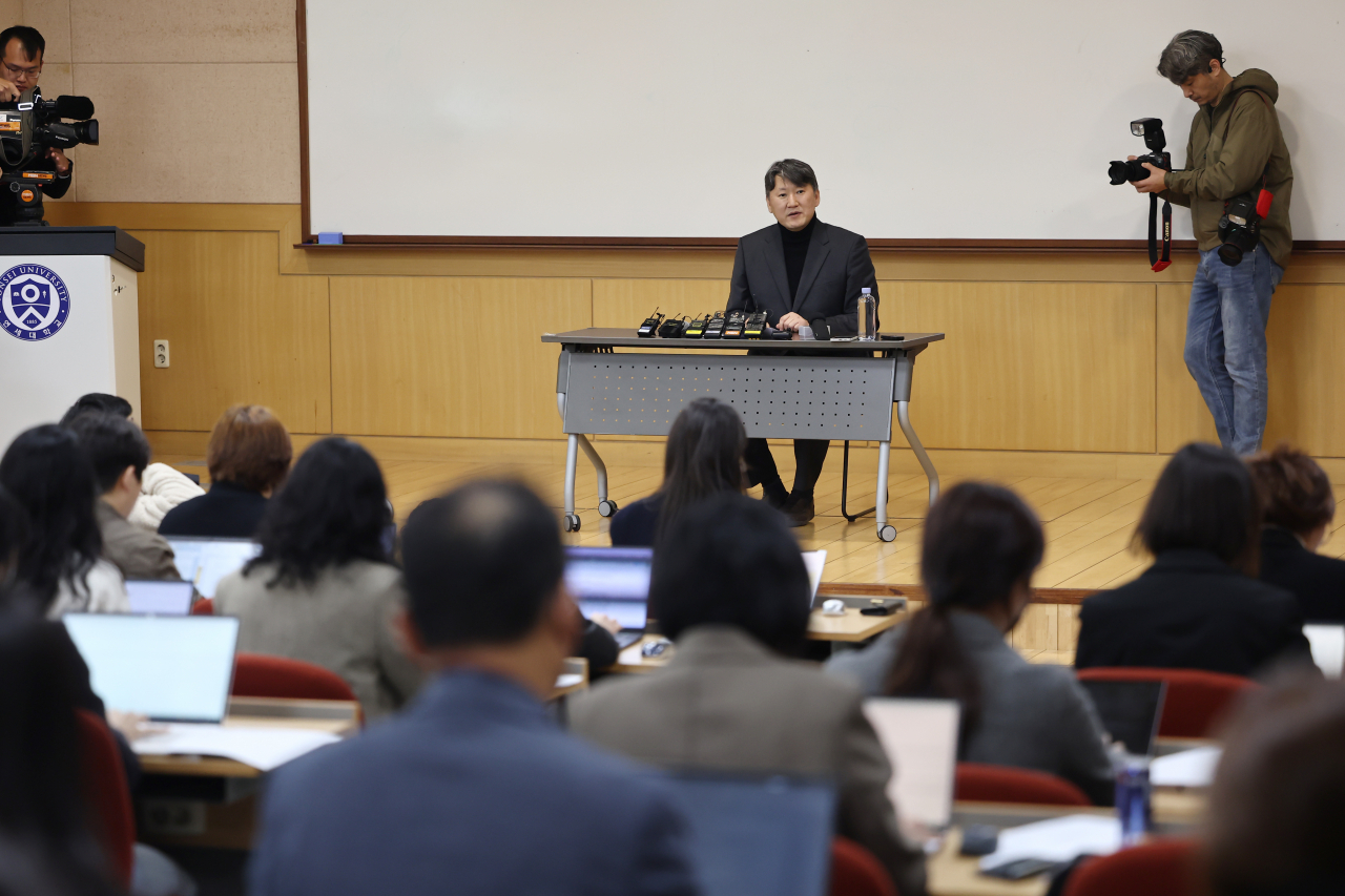 김창수 전국의과대학교수협의회장이 25일 서울 서대문구 신촌 세브란스병원에서 기자회견을 열고 의대정원 증원에 대한 입장을 밝히고 있다. [연합]