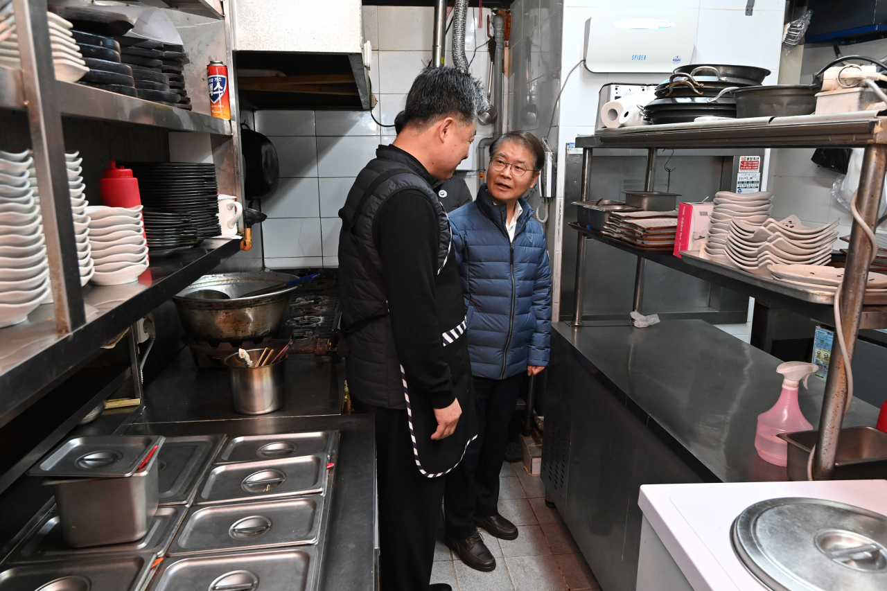 이정식 고용노동부 장관이 지난 1월 29일 오전 중소영세기업 중대재해처벌법 적용 관련 사업장 순회로 서울 중구 명동의 한 음식점을 방문해 사업주와 대화를 나누고 있다. [헤럴드경제 DB]