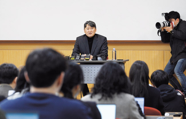 김창수 전국의과대학교수협의회 비대위원장이 25일 오전 서울 서대문구 연세의료원 종합관에서 전날 열린 한동훈 국민의힘 비상대책위원장와 전국의과대학 교수협의회 간담회에 관련한 기자회견을 하고 있다. 이상섭 기자