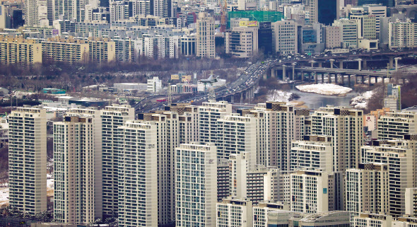 경기도 광주시 남한산성에서 바라본 서울 아파트 단지 모습 [연합]