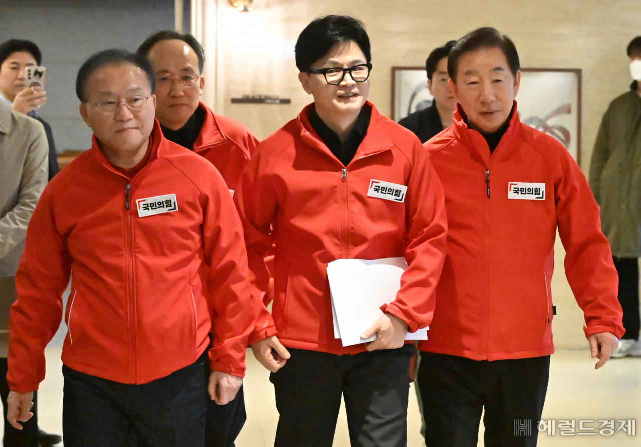 한동훈(가운데) 국민의힘 비상대책위원장과 지도부가 25일 서울 성동구 한양대 동문회관에서 열린 서울 현장 중앙선거대책회의에 참석하고 있다. 임세준 기자