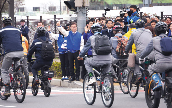 이재명 더불어민주당 상임공동선대위원장이 같은날 경남 거제 삼성중공업 입구에서 이 지역에 출마하는 후보와 함께 출근하는 시민들에 인사하고 있다.[연합]