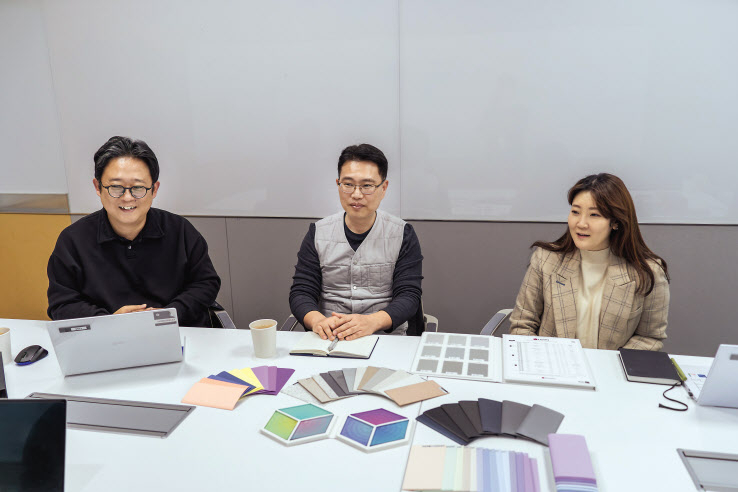 LG화학 ABS 컬러 디자인팀의 박재만(왼쪽부터) 책임(팀장)과 박종진 책임, 이수진 책임이 경기도 오산 LG화학 CS센터에서 인터뷰를 하고 있다. [LG화학 제공]