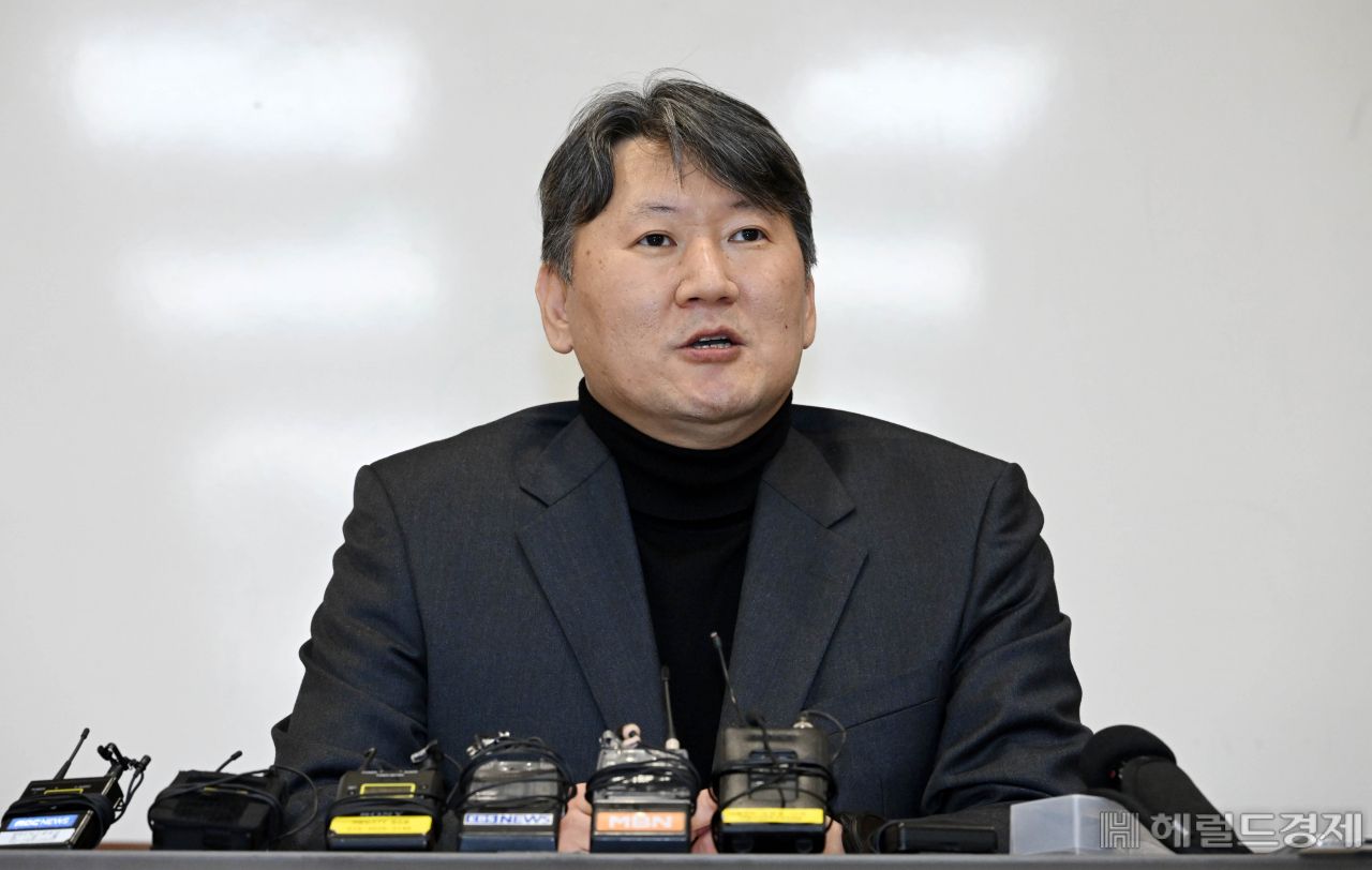 김창수 전국의과대학교수협의회 비대위원장이 25일 오전 서울 서대문구 연세의료원 종합관에서 전날 열린 한동훈 국민의힘 비상대책위원장와 전국의과대학 교수협의회 간담회에 관련한 기자회견을 하고 있다. 이상섭 기자