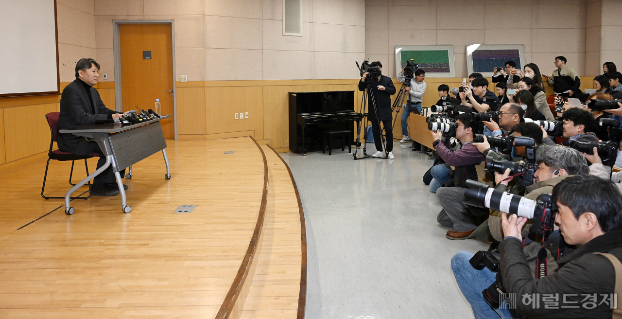 김창수 전국의과대학교수협의회 비대위원장이 25일 오전 서울 서대문구 연세의료원 종합관에서 전날 열린 한동훈 국민의힘 비상대책위원장와 전국의과대학 교수협의회 간담회에 관련한 기자회견을 하고 있다. 이상섭 기자