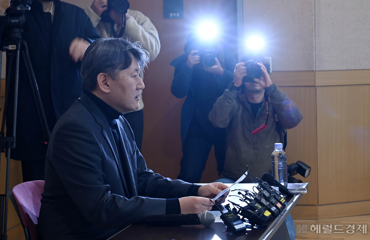 김창수 전국의과대학교수협의회 비대위원장이 25일 오전 서울 서대문구 연세의료원 종합관에서 전날 열린 한동훈 국민의힘 비상대책위원장와 전국의과대학 교수협의회 간담회에 관련한 기자회견을 하고 있다. 이상섭 기자