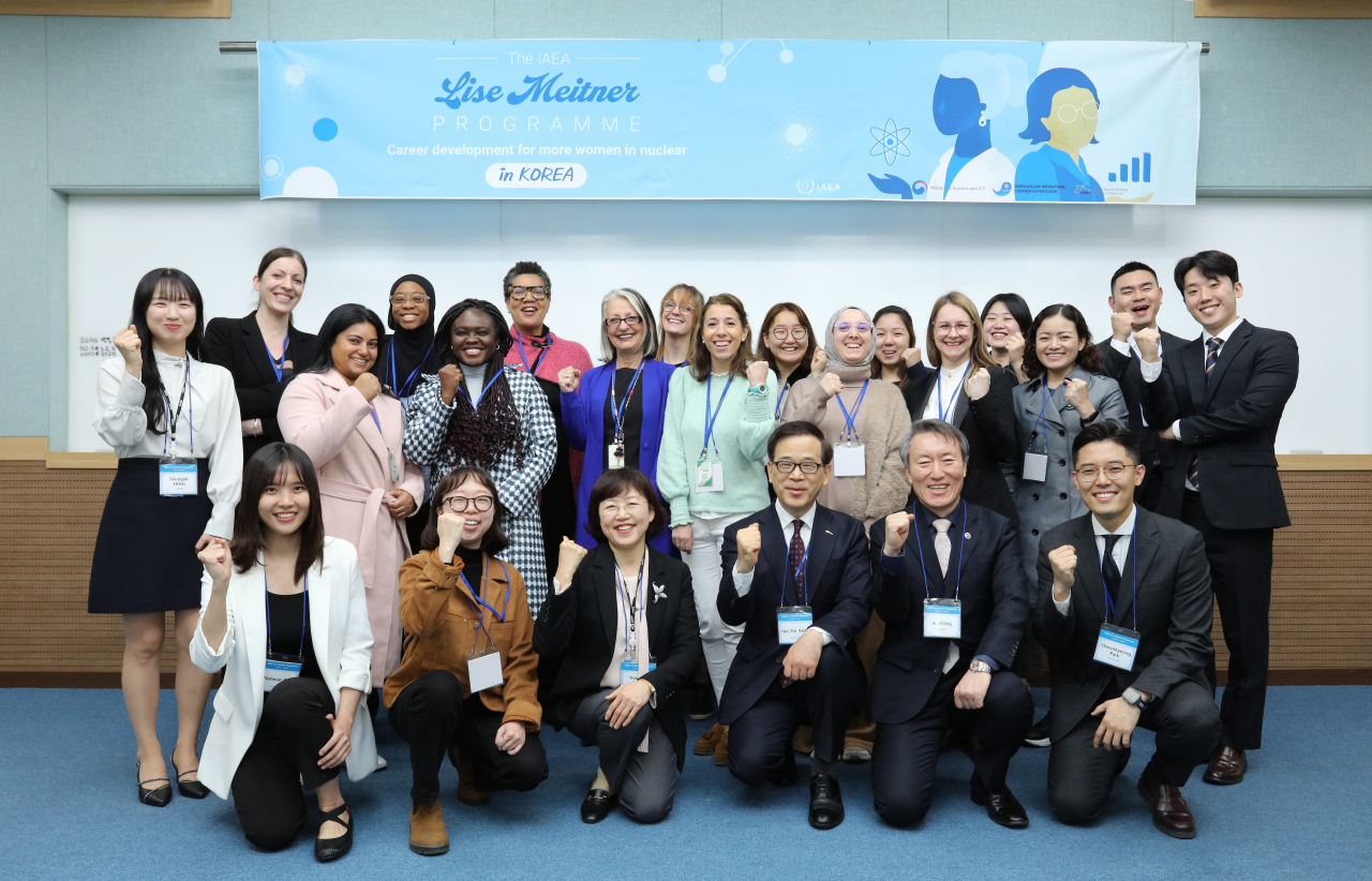 25일 열린 ‘국제원자력기구(IAEA) 리제 마이트너 프로그램’ 참석자들이 기념촬영을 하고 있다.[한국원자력협력재단 제공]