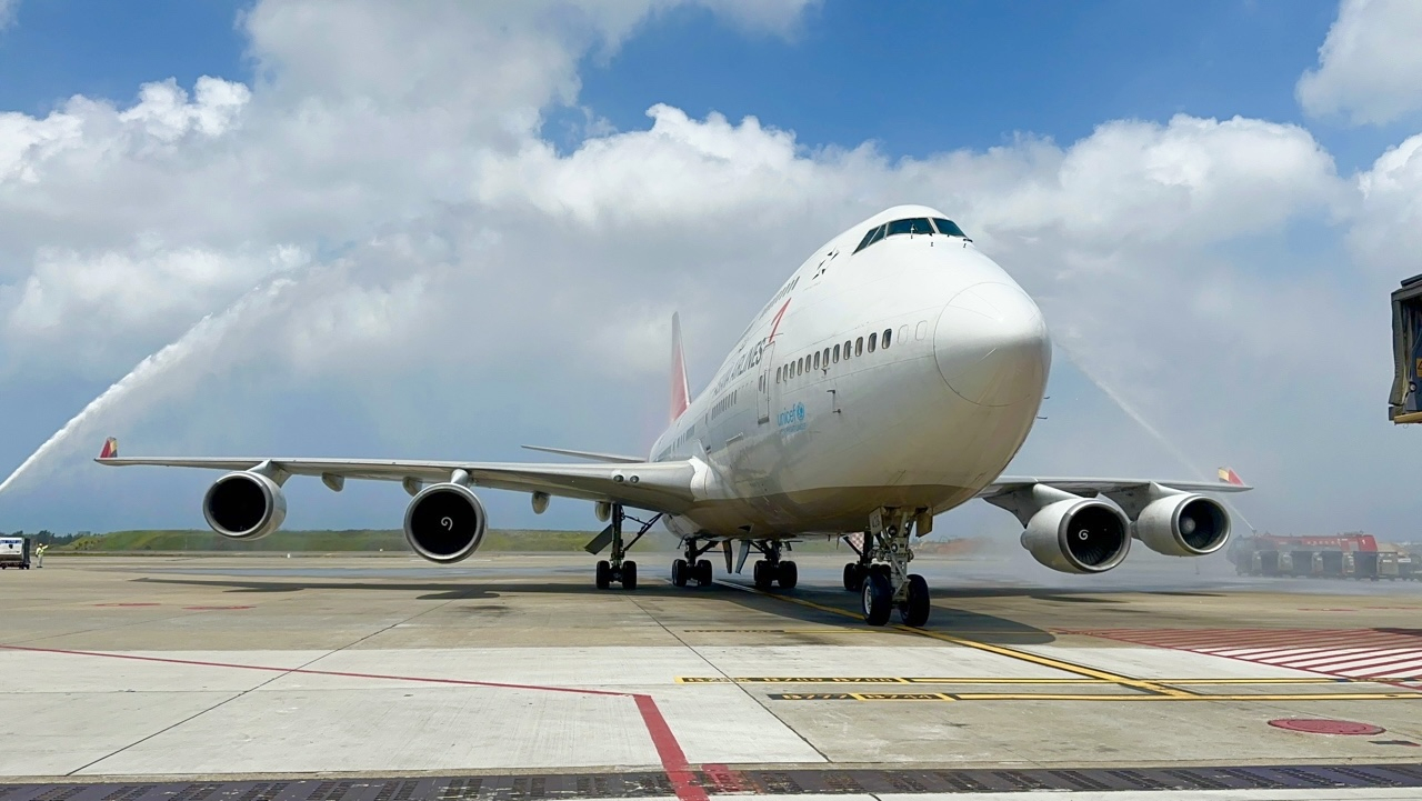 아시아나항공 B747 여객기가 25일(현지시간) 타이베이 타오위안 국제공항에 도착해 마지막 운항 기념 물대포 환영을 받고 있다. [아시아나항공 제공]