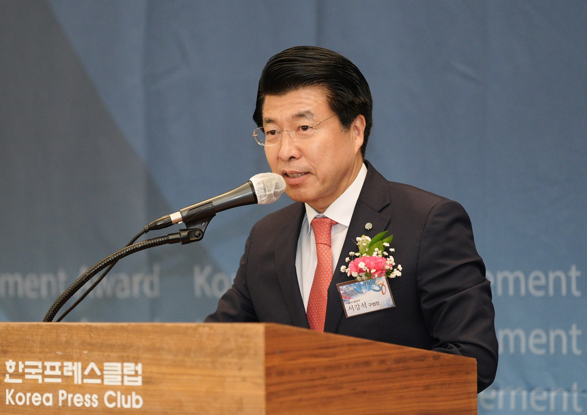 서울 송파구는 서강석 송파구청장이 한국프레스센터에서 열린 2024 대한민국 가치경영 대상에서 지방자치부문 대상을 수상했다고 25일 밝혔다.[송파구 제공]