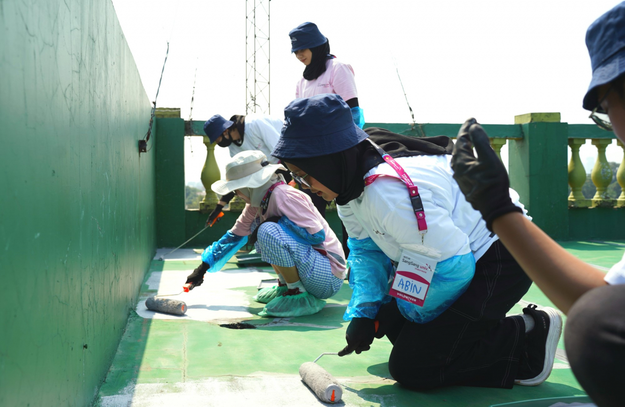현지 대학생과 관계자로 구성된 봉사자들이 폭염 대비 ‘쿨링 페인트’ 봉사활동을 펼치고 있다. [KT&G 제공]