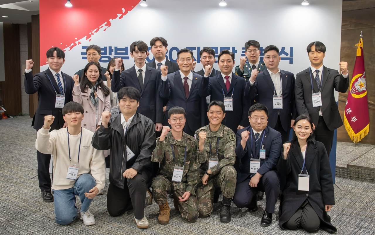 신원식 국방부장관이 25일 국방부에서 개최된 제1기 국방부 2030 자문단 출범식에서 자문단원들과 함께 기념사진을 촬영하고 있다.[국방부 제공]