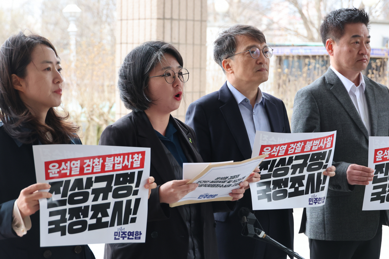 4·10 총선 비례대표 위성정당 더불어민주연합의 김의겸(왼쪽 세번째)·용혜인(왼쪽 두번째) 공동 상임선거대책위원장과 비례대표 후보들이 25일 오후 정부과천청사에서 불법 민간인 사찰 의혹과 관련에 검찰을 고위공직자범죄수사처에 고발하기에 앞서 기자회견을 하고 있다. [연합]